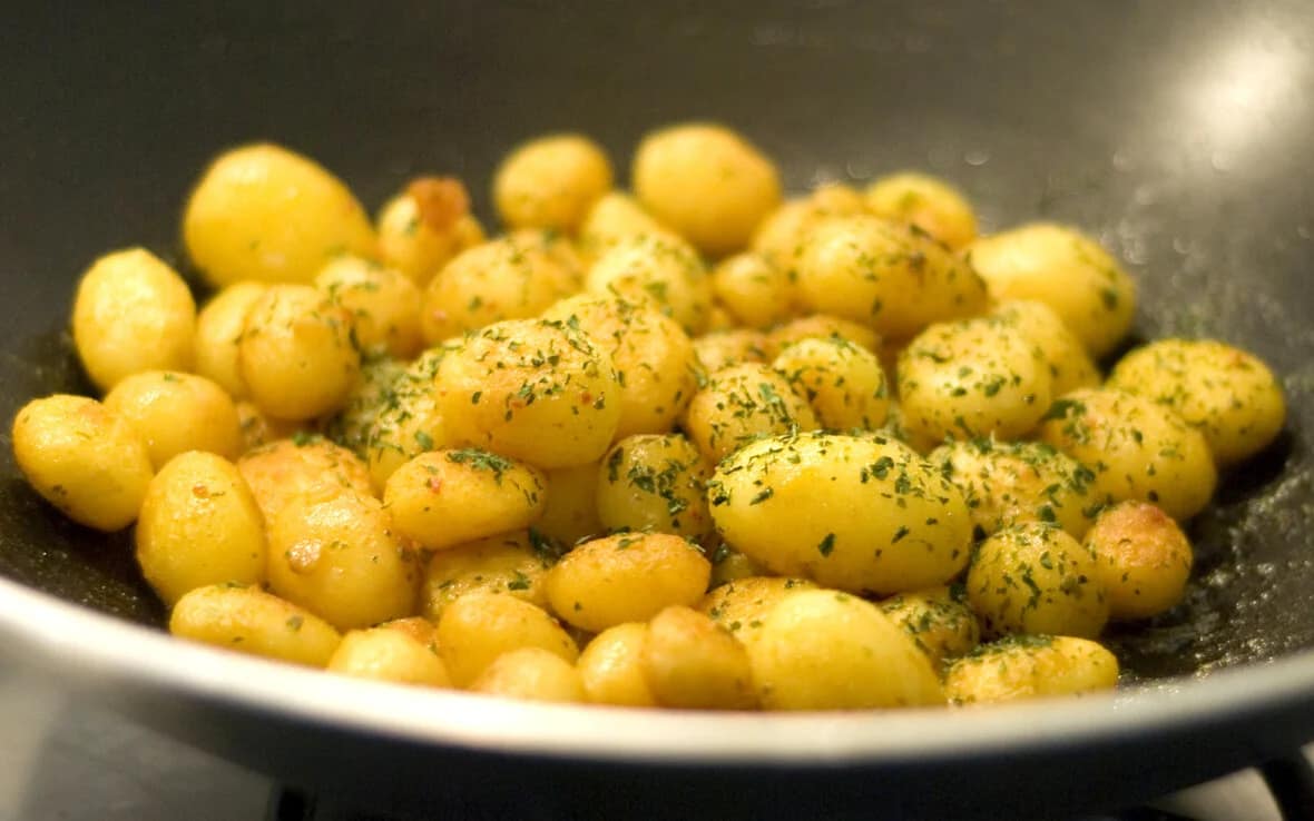 Minibatatas temperadas para acompanhar com cerveja.